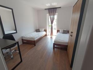 Postel nebo postele na pokoji v ubytování Loft Apartments Bielawa "Las" Polskie Como Góry Sowie