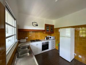 Kuchyň nebo kuchyňský kout v ubytování Casa de Vacaciones: A/A, WiFi, Barbacoa, Gran Jardín, Parking, Deporte - Sant Pere Pescador - ES-89-140