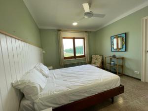 Postel nebo postele na pokoji v ubytování Casa de Vacaciones: A/A, WiFi, Barbacoa, Gran Jardín, Parking, Deporte - Sant Pere Pescador - ES-89-140