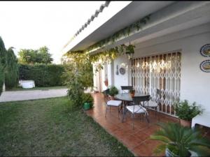 Vonkajšia záhrada v ubytovaní Villa Xato en la Costa Dorada: Relájate en una Casa con Piscina Privada y Cerca de la Playa - ES-221-14