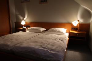 Ein Bett oder Betten in einem Zimmer der Unterkunft Hotel Sieweburen