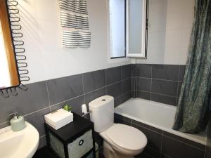 a bathroom with a toilet and a tub and a sink at Apartamento moderno, cerca de playa Les Tonyines, piscina comunitaria, terraza y WiFi - ES-228-141 in Llança +20 photos