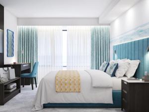 トーキーにあるHotel Indigo Torquayの大きなベッドと机のある寝室 +21枚の写真