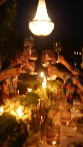 eine Gruppe von Menschen, die Weingläser an einem Tisch aufhängen in der Unterkunft Villa Mariarosaria - Dimora Esclusiva con Piscina in Amorosi