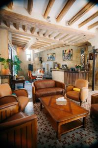 sala de estar con sofás de cuero y mesa de centro en LA CASA DE BOULBON, en Boulbon