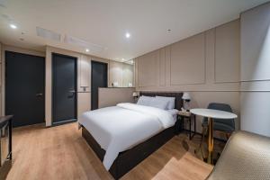 Postel nebo postele na pokoji v ubytování Incheon Browndot Hotel Nonhyeon Soraepogu