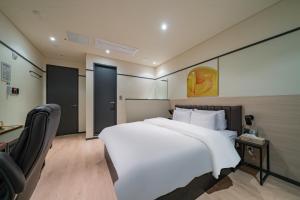 Postel nebo postele na pokoji v ubytování Incheon Browndot Hotel Nonhyeon Soraepogu