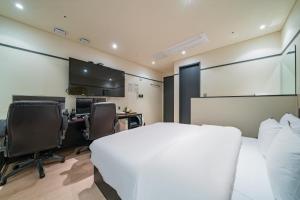 TV a/nebo společenská místnost v ubytování Incheon Browndot Hotel Nonhyeon Soraepogu