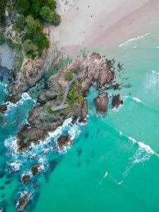 EwingsdaleにあるTranquil Byron Bay Villa, Cape Vue 1の海に浮かぶ岩だらけの島の航空写真 +3枚の写真