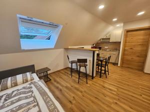Un dormitorio con una cama y una cocina con encimera. en Gasthaus Eichholzer, en Murau