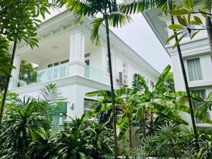 En hage utenfor Baan Dhewaran Beachfront Villa