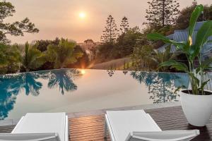 Tranquil Byron Bay Villa, Cape Vue 1の敷地内または近くにあるプール