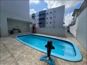 a dolphin swimming in a pool on the roof of a building at Cantinho da Giza-próx à praia em JP in João Pessoa