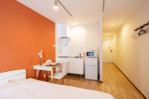 a small room with a bed and a small table at 難波民泊301 in Osaka