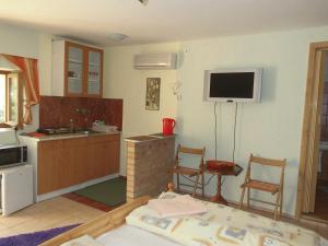Dapur atau dapur kecil di Fenyves Apartman +13 gambar