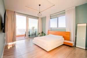 Ένα ή περισσότερα κρεβάτια σε δωμάτιο στο Ashkelon Beachfront Villa