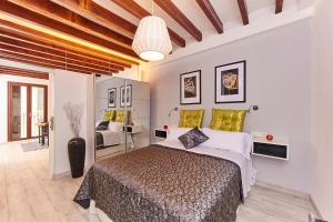a bedroom with a large bed in a room at Remolars3 Townhouse - Turismo de Interior in Palma de Mallorca