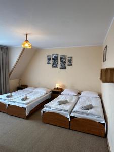two twin beds in a room with a staircase at Pokoje Gościnne Stołowe in Gliczarów Górny