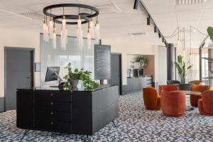 una hall con scrivania e sedie di Clarion Hotel Karlatornet a Göteborg Altre 37 foto