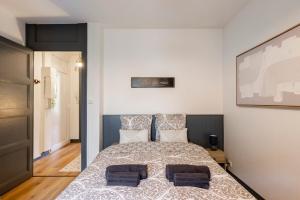 a bedroom with a bed with two pillows on it at Le VD - appartement T2 proche gare et centre-ville in Bourg-en-Bresse