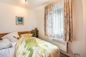 a bedroom with a bed and a window at Bungalow 179 in Stelzendorf