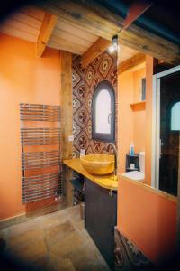 Un baño con lavabo y pared de madera. en LA CASA DE BOULBON, en Boulbon