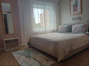 a bedroom with a large bed and a window at Liisu Külalistemaja in Haapsalu