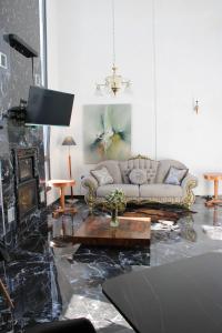 Χώρος καθιστικού στο Suiti Art