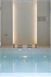 a bathroom with a tub with two toilets and a mirror at Luxury Hanok Stay Danji in Seoul