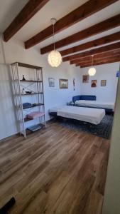 Un dormitorio con una cama y una estantería. en Gold Valentia El Nido, en Fanadix