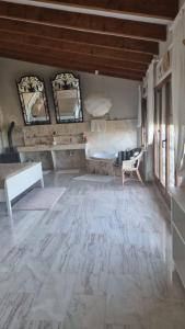 Un dormitorio con una cama y dos espejos en la pared. en Gold Valentia El Nido, en Fanadix 31 fotos más