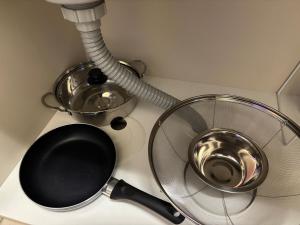 Un batidor y un colador sobre un mostrador en Dogo Comfort Stay 201, en Matsuyama 13 fotos más