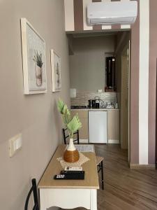 a living room with a table and a kitchen at Al Castello in San Marco dʼAlunzio +4 photos
