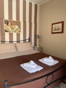a bedroom with a bed with towels on it at Al Castello in San Marco dʼAlunzio