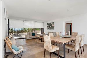a dining room with a table and chairs at Villa Rosa in Punta Prima