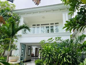 En hage utenfor Baan Dhewaran Beachfront Villa