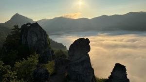 a view of a mountain range with the sun in the background at Apartmán Denali in Súľov