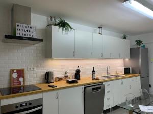 Η κουζίνα ή μικρή κουζίνα στο Bamboo Beach House