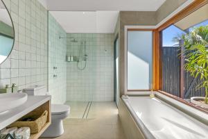 Bilik mandi di Tranquil Byron Bay Villa, Hinterland views - Vue 4