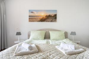 a bedroom with a bed with two towels on it at Ferienwohnung Yacht & Meer in Bad Zwischenahn