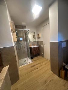 a large bathroom with a shower and a sink at Appartamento via Mentana in Foligno +11 photos