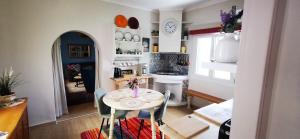ครัวหรือมุมครัวของ Loula's Cottage