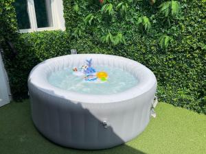 a bath tub with a toy in the water at Les Studios Parfaitement Imparfaits - Lens Louvre-Bollaert in Lens