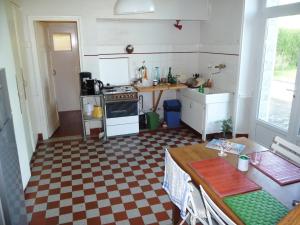 Η κουζίνα ή μικρή κουζίνα στο House with garden 500 m from beach-shore