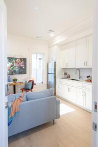 Η κουζίνα ή μικρή κουζίνα στο DelightfulDesign~WalkToEats&Drinks~PvtBalcony~Pets