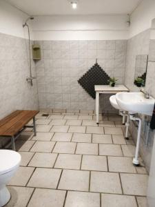 - Baño con 2 lavabos, aseo y mesa en Ørsted Outdoor, 