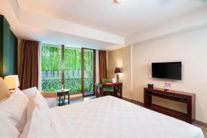 Postel nebo postele na pokoji v ubytování Swiss-Belhotel Rainforest