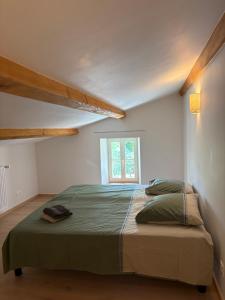 ein Schlafzimmer mit einem großen Bett mit Fenster in der Unterkunft La marmotte in Le Vanneau + 13 Fotos