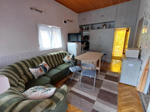 ボガーチにあるDenFi Vendégházのソファとテーブルのあるリビングルーム