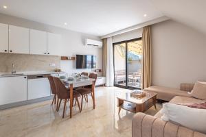 a kitchen and a living room with a table at Jasmin 9 2+1 in Alanya